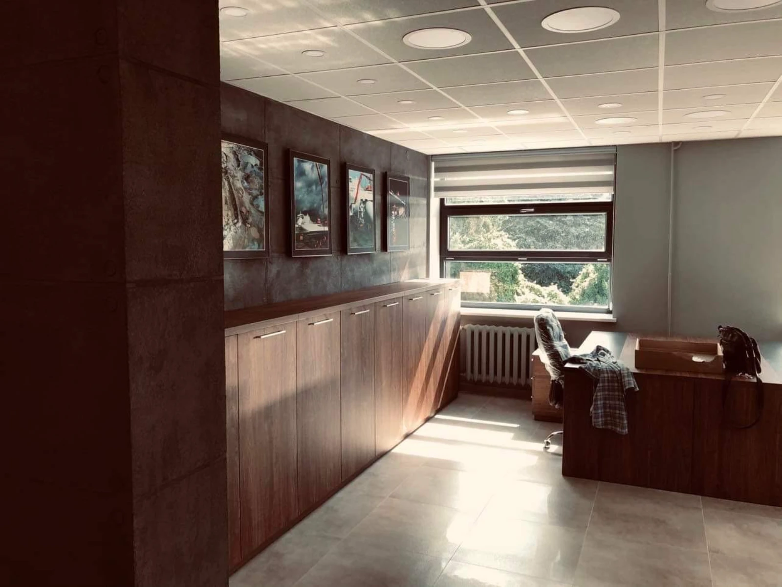 Espace de bureau lumineux avec faux plafond à dalles et meubles intégrés