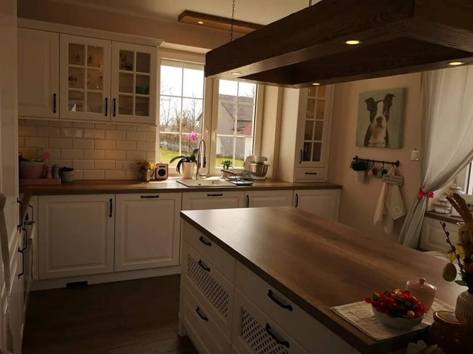 Intérieur de cuisine moderne avec plan de travail en bois et éclairage led intégré sous une suspension en bois massif