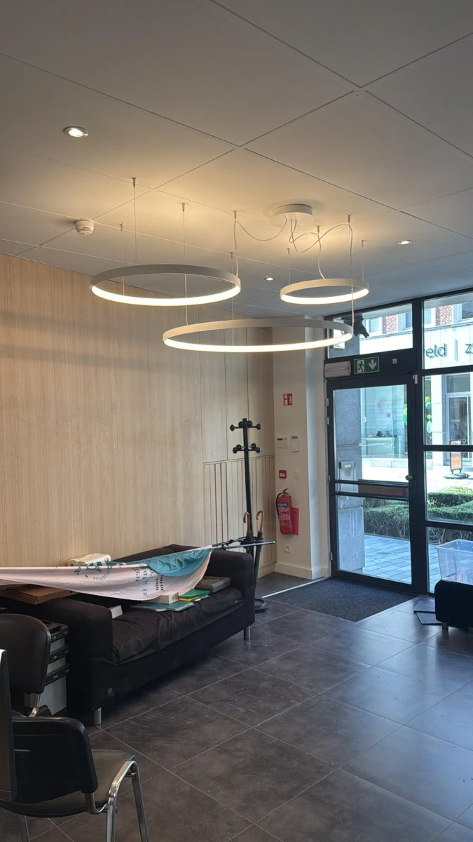 Hall d'entrée moderne avec suspensions LED circulaires sous faux plafond, éclairage led