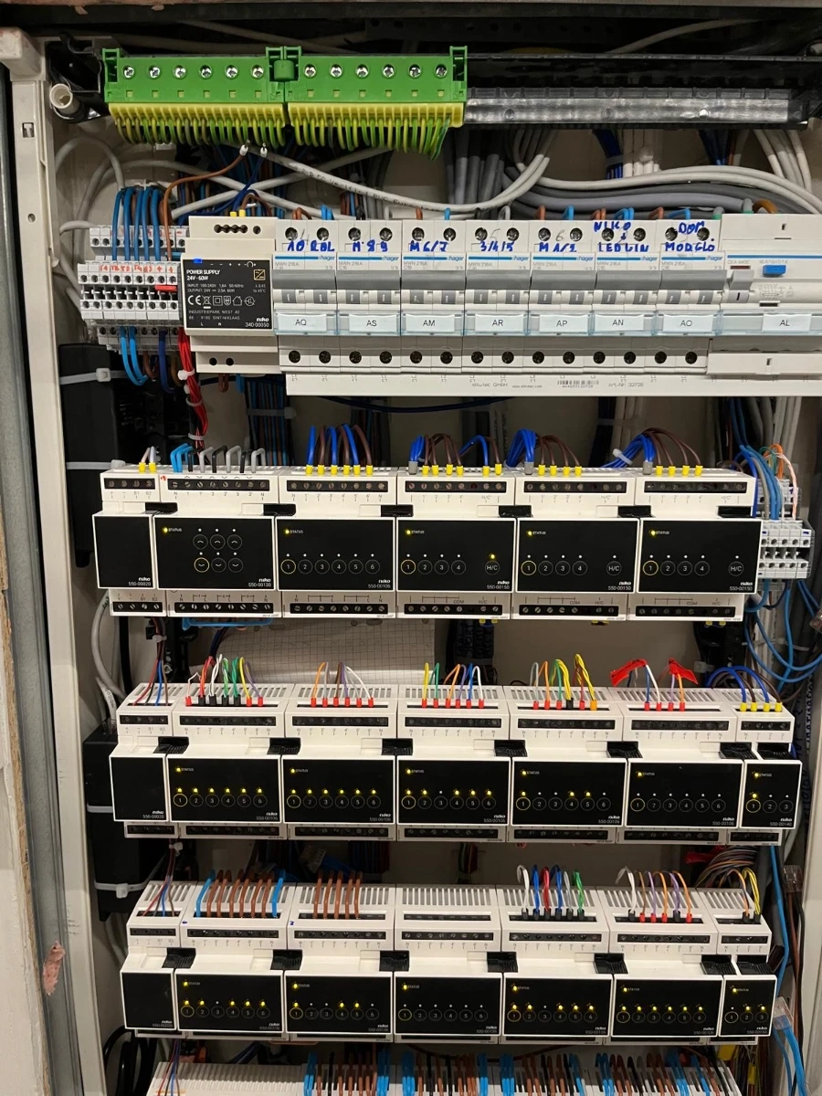 Tableau électrique avec modules sur rail DIN et câblage organisé pour installation électrique