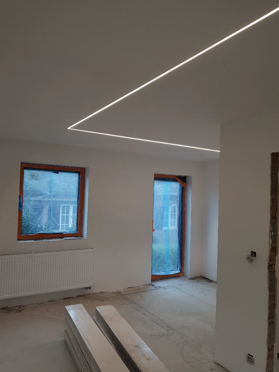 Installation d’éclairage led encastré dans le plafond d’une pièce en cours de rénovation