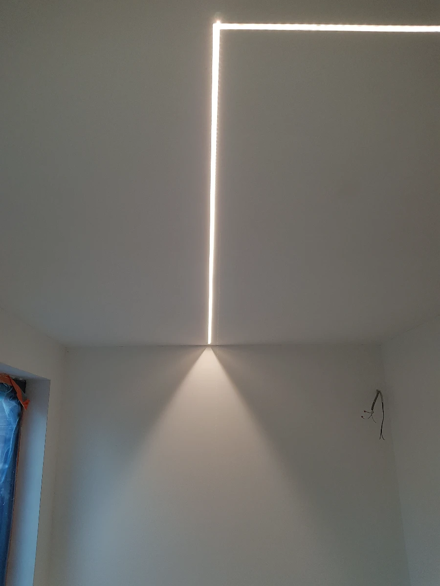 Éclairage led linéaire encastré dans un faux plafond formant un angle