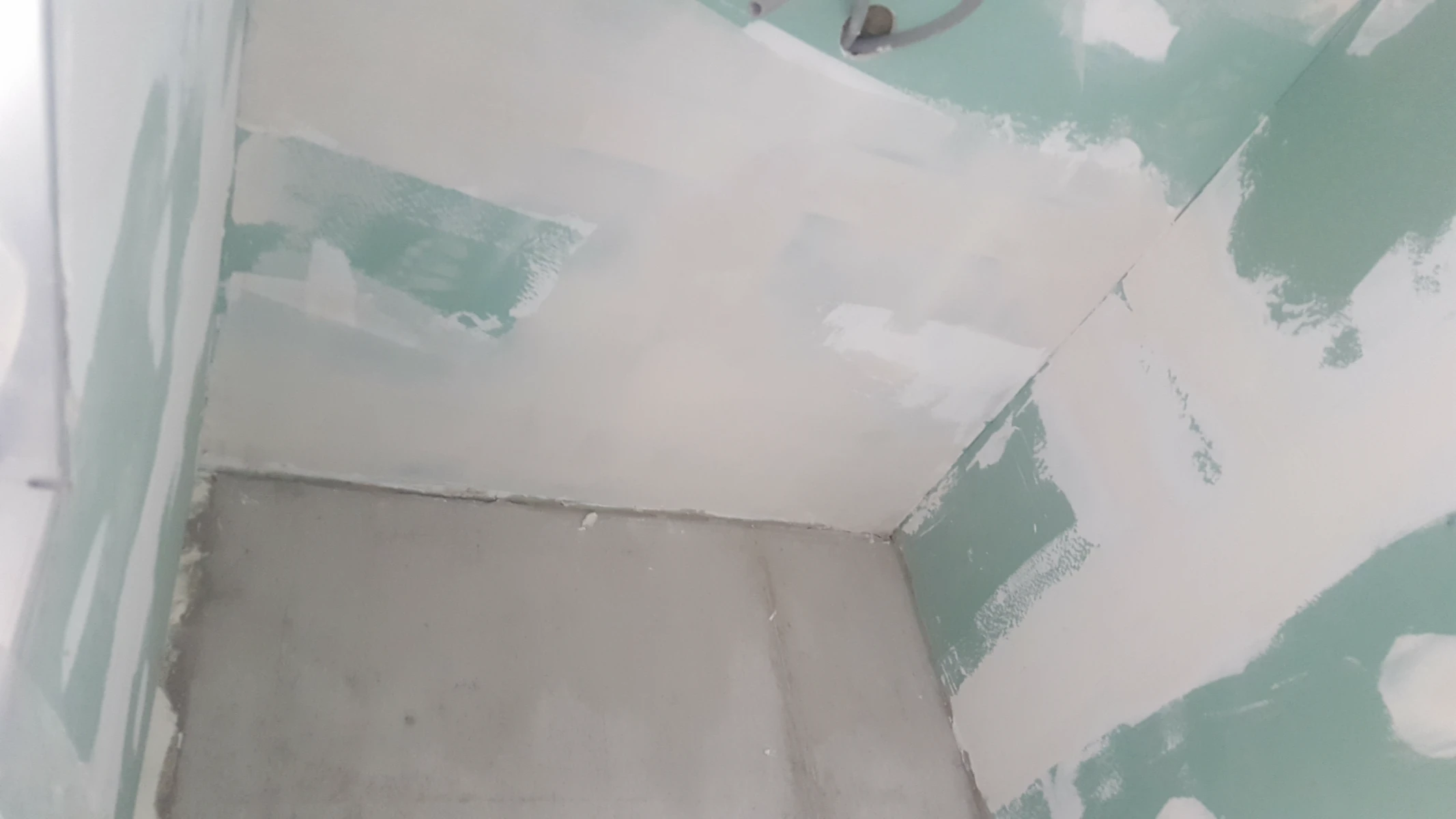 Cloison et plafond en plaques de plâtre vertes avec bandes et enduits pour finition intérieure (Plaquiste)